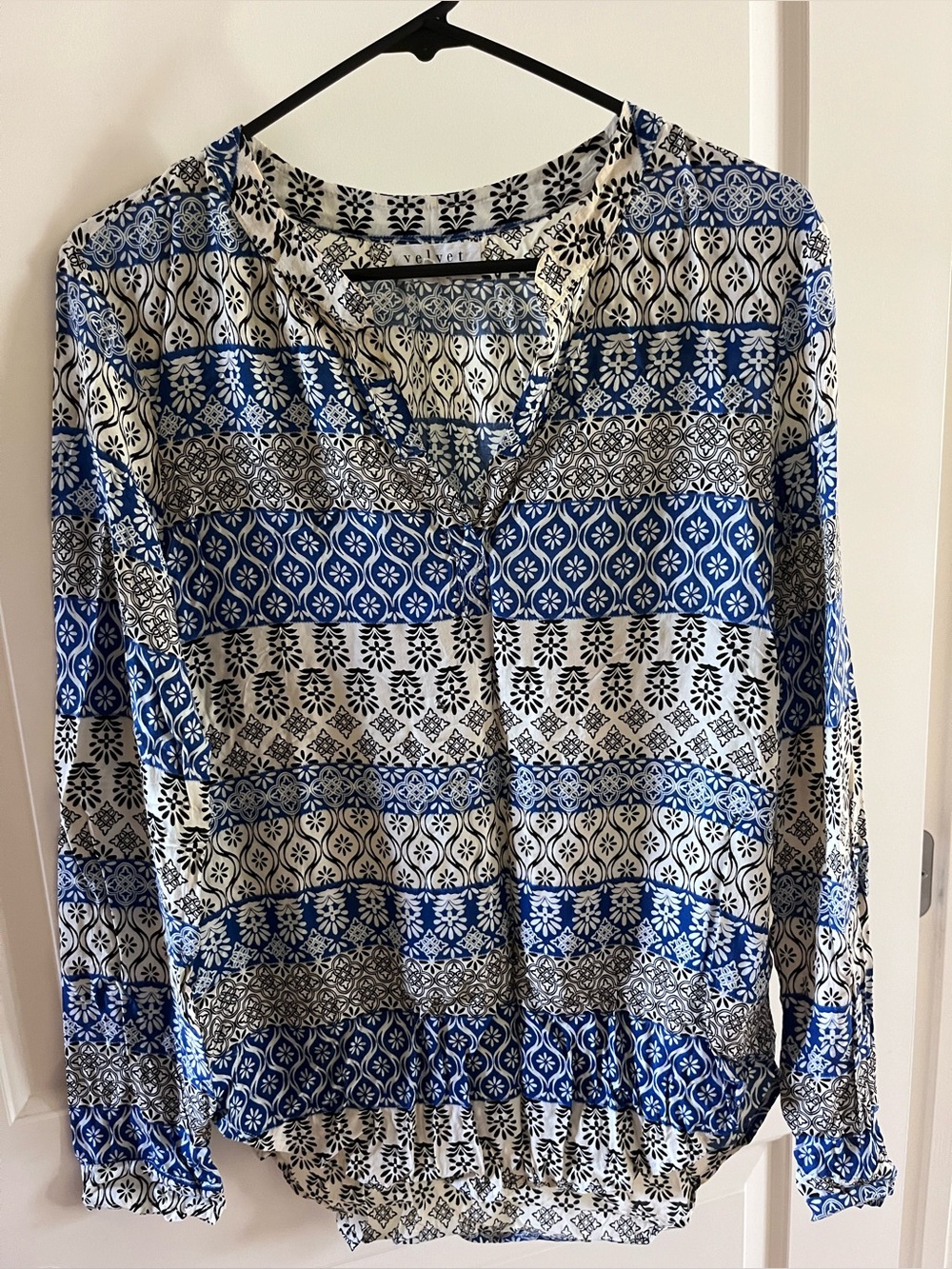 Velvet by Graham & Spencer Blue and White and Black Printed Buttonless blouse